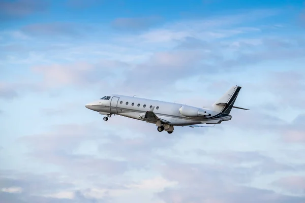 Business jet takeoff — Stock Photo, Image