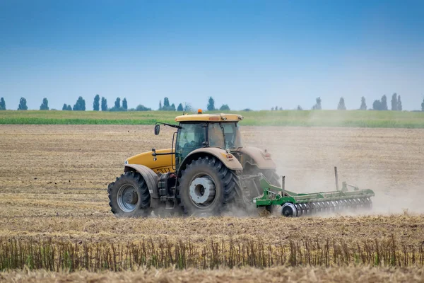 Traktor bearbeitet das Feld — Stockfoto