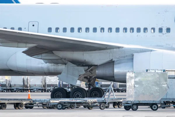 Loading cargo to plane — Stock Photo, Image