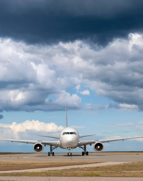Plane on runway — Stock Photo, Image
