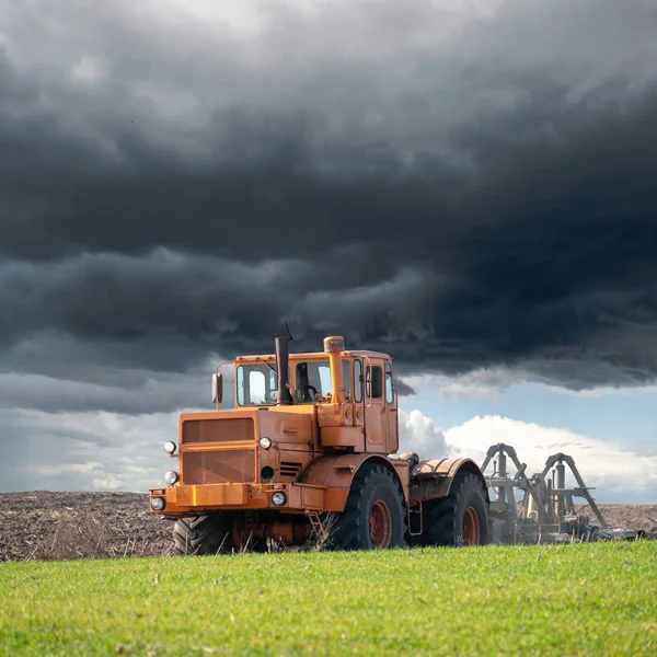 Traktor auf dem Feld — Stockfoto