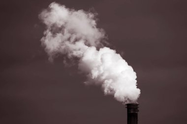 Yoğun dumanlı hava kirliliği ya da bacadan siyah beyaz duman.