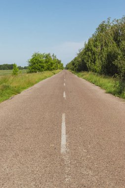 Boş asfalt ülke yol retro renkleriyle manzara