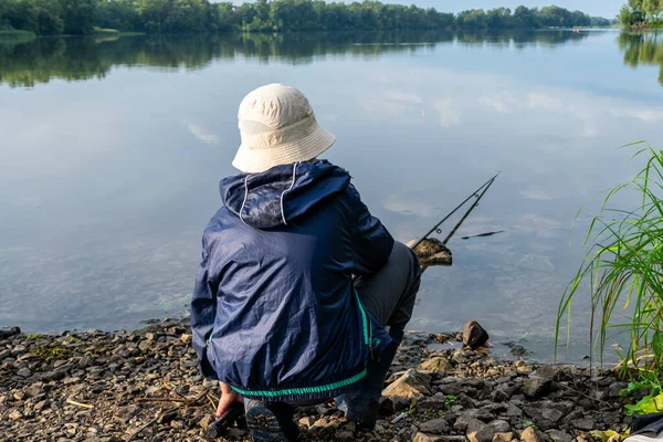 Junge Fängt Fische Mit Der Angelrute Auf Ruhigem Fluss — Stockfoto