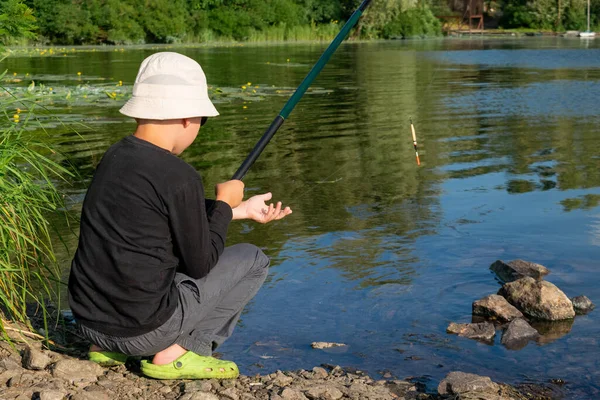 Menino Está Ajustando Seu Equipamento Vara Pesca — Fotografia de Stock