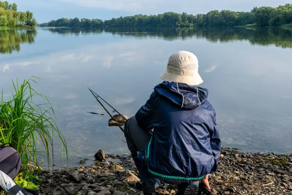 雨の後 少年は川の釣竿で魚を捕まえている — ストック写真