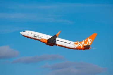 Kyiv Bölgesi, Ukrayna - 1 Ekim 2019: SkyUp Boeing 737-800 kalkışa geçiyor