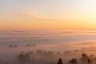 Sabah güneş doğmadan önce karada sisli, pürüzsüz renklerle.