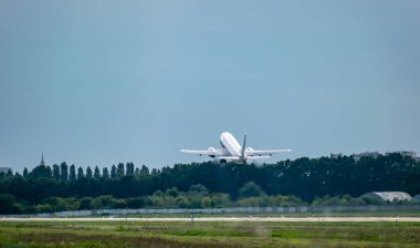 Yolcu uçağı havalimanından kalkıyor.