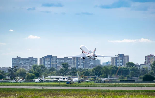 Бізнес Літак Злітає Аеропорту Влітку — стокове фото