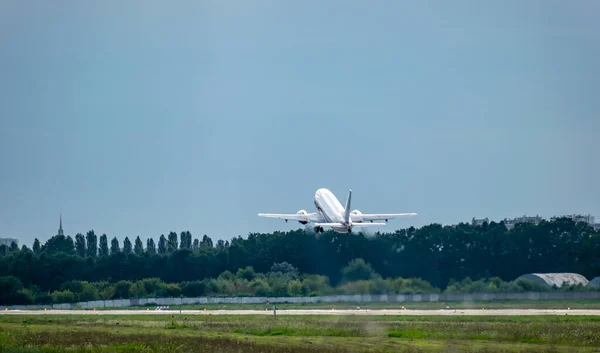 Пасажирський Літак Вилітає Аеропорту — стокове фото