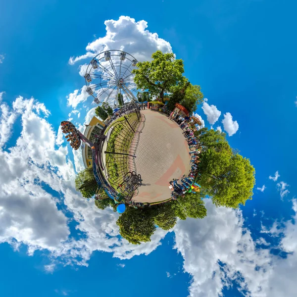 Grüner kleiner Planet mit Bäumen, weißen Hinweisen und sanft blauem Himmel. winziger Planet des Vergnügungsparks. 360 Betrachtungsengel. — Stockfoto