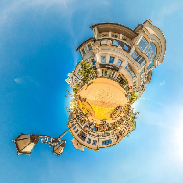 Mimarisi, yumuşak mavi gökyüzü ve sokak lambası sarı küçük gezegen panorama. Avrupa. Brest. Sovietskaya st.