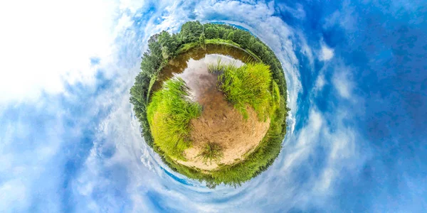 Nehir, orman ve mavi gökyüzü ile küçük gezegen.