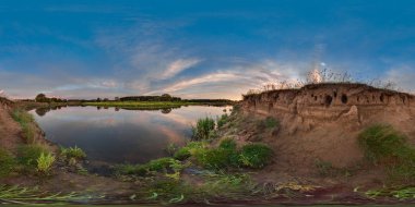 3B Küresel panorama görüş açısı 360 ile. Sanal gerçeklik veya Vr. tam eşit aralıklı dikdörtgen projeksiyon için hazır. Nehir kıyısında günbatımı.