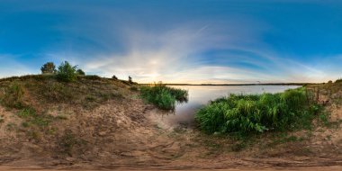 3B küresel panorama görüş açısı 360 ile. Sanal gerçeklik veya Vr. tam eşit aralıklı dikdörtgen projeksiyon için hazır. Güneş doğarken gölün kıyısında. Sis.