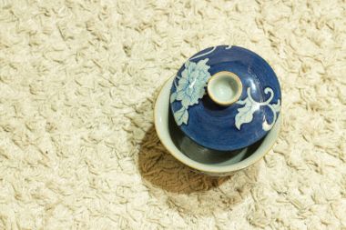 Işık backgroud, Çin çay için açık bir kapak ile mavi seramik gaiwan