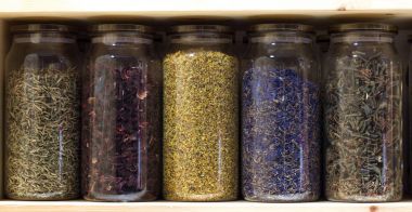 Çin çay ve carcade rafta kavanoz