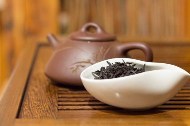 Chahe siyah çay ve çaydanlık masaya içme Çin çay için. Geleneksel Çince çay içme töreni. 