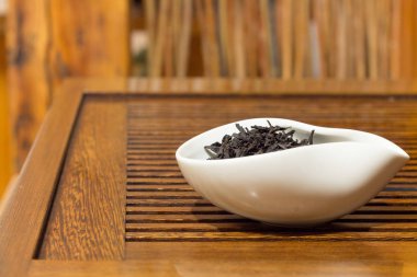 Masada çin çayı içmek için siyah çay ile Chahe. Geleneksel Çin çay içme.