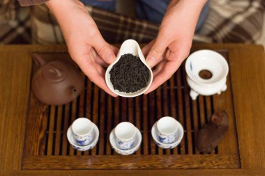 Chahe usta ellerde masayı içme Çin çay siyah çay. Geleneksel Çince çay içme töreni. 