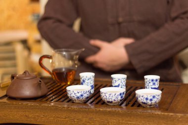 Geleneksel Çin çay ile arka plan yöneticisinde içme. Geleneksel Çince çay içme töreni. 