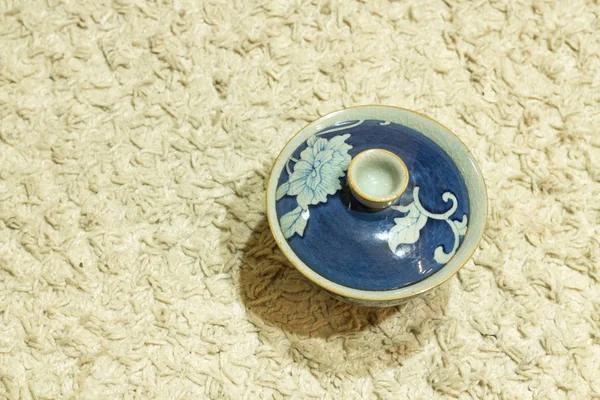 Işık backgroud, Çin çay için mavi seramik gaiwan
