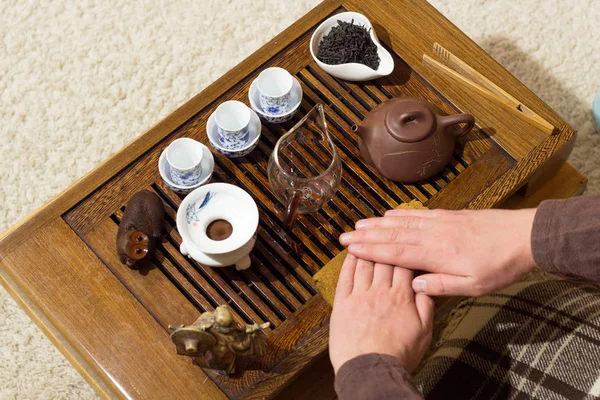 Geleneksel Çince çay içme töreni. Ellerini masanın üzerine Master.