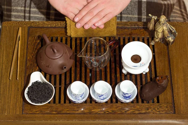 Geleneksel Çince çay içme töreni. Ellerini masanın üzerine Master.