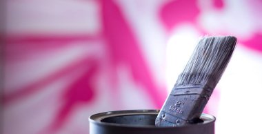 Pembe ve beyaz arka plan, kavanoza boya fırçası