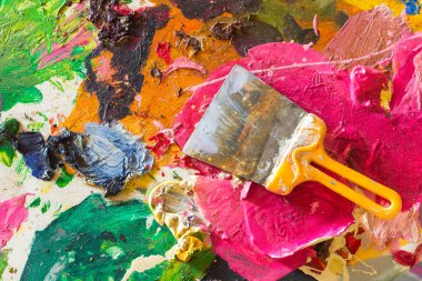 Renkli arka plan üzerinde macun bıçak