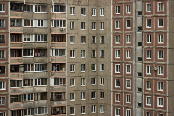 Υφή με τα παράθυρα της πρόσοψης του μια κατοικημένη πολυώροφο κτίριο — Φωτογραφία Αρχείου