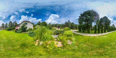 3B Küresel panorama görüş açısı 360 ile. Sanal gerçeklik veya Vr. tam eşit aralıklı dikdörtgen projeksiyon için hazır. Yaz yeşil çimen ve withmany ağaçları ile mavi gökyüzü.