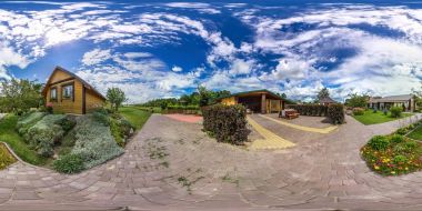 3B Küresel panorama görüş açısı 360 ile. Sanal gerçeklik veya Vr. tam eşit aralıklı dikdörtgen projeksiyon için hazır. Yeşil çimen, Bahçe, binalar ve yaz çiçekleri ile soğuk mavi gökyüzü.