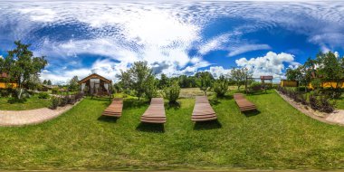 3B Küresel panorama görüş açısı 360 ile. Sanal gerçeklik veya Vr. tam eşit aralıklı dikdörtgen projeksiyon için hazır. Soğuk mavi gökyüzü ile ahşap şezlonglar, yaz yeşil çimen, ağaçlar ile.