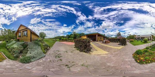 3D Sfäriskt panorama med 360 betraktningsvinkel. Redo för virtuell verklighet eller Vr. Full ekvirektangulär projektion. Kall blå himmel med grönt gräs, trädgård, byggnader och blommor på sommaren. — Stockfoto