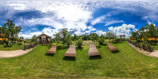 Panorama esférico 3D con ángulo de visión 360. Listo para realidad virtual o realidad virtual. Proyección equirectangular completa. Cielo azul frío con hierba verde, árboles y tumbonas de madera en verano . —  Fotos de Stock