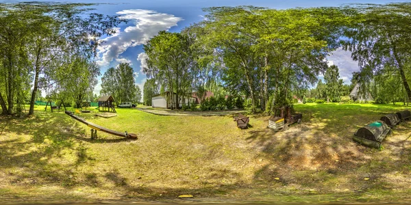 3D Sfäriskt panorama med 360 betraktningsvinkel. Redo för virtuell verklighet eller Vr. Full ekvirektangulär projektion. Mjuk blå himmel med grönt gräs, trädgård, playgroun — Stockfoto