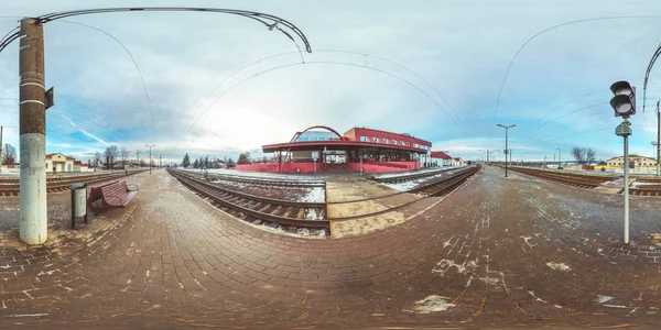 3D Sfäriskt panorama med 360 betraktningsvinkel. Redo för virtuell verklighet eller Vr. Full ekvirektangulär projektion. Vinter landskap med snö. Kall blå solnedgång vid plattformen vid järnvägsstationen. — Stockfoto