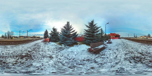 Panorama esférico 3D con ángulo de visión 360. Listo para realidad virtual o realidad virtual. Proyección equirectangular completa. Paisaje invernal con nieve y abetos. Puesta de sol azul frío en la estación de tren . — Foto de Stock