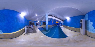 Varşova, Polonya - 3 Ocak 2017 ile Solaryum otelde Kapalı Yüzme Havuzu. 3B Küresel panorama görüş açısı 360 ile. Sanal gerçeklik veya Vr. tam eşit aralıklı dikdörtgen projeksiyon için hazır.