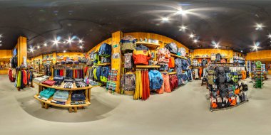 Moskova Rusya 21 Aralık 2017 için aktif ve aşırı spor spor malzemeleri alışveriş. Snowboard, Kayak, Bisiklet, kaykay. 3B Küresel panorama, görüntüleme açısı 360. Tam equirectangular projeksiyon.