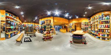 Moskova Rusya 21 Aralık 2017 için aktif ve aşırı spor spor malzemeleri alışveriş. Snowboard, Kayak, Bisiklet, kaykay. 3B Küresel panorama, görüntüleme açısı 360. Tam equirectangular projeksiyon.