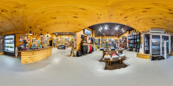Moskova Rusya 21 Aralık 2017 için aktif ve aşırı spor spor malzemeleri alışveriş. Snowboard, Kayak, Bisiklet, kaykay. 3B Küresel panorama, görüntüleme açısı 360. Tam equirectangular projeksiyon.
