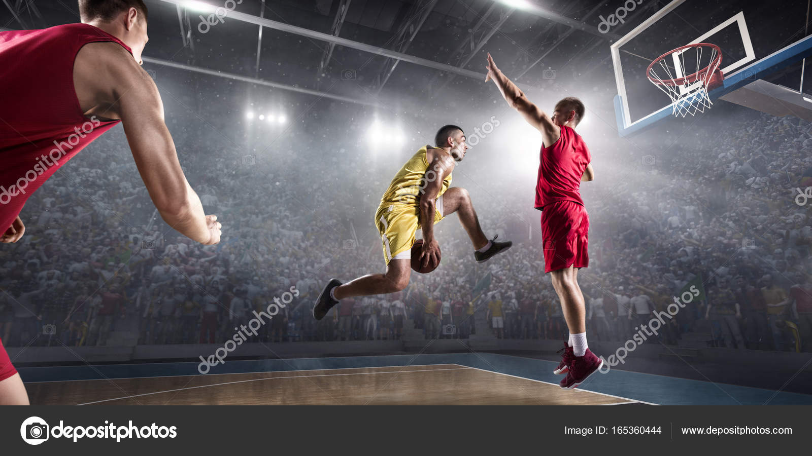 Jogadores de basquete na grande arena profissional durante o jogo