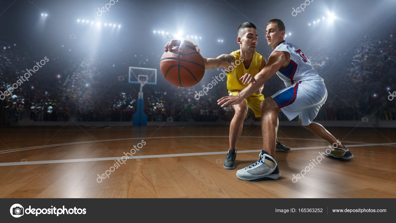 Jogadores de basquete na grande arena profissional durante o jogo