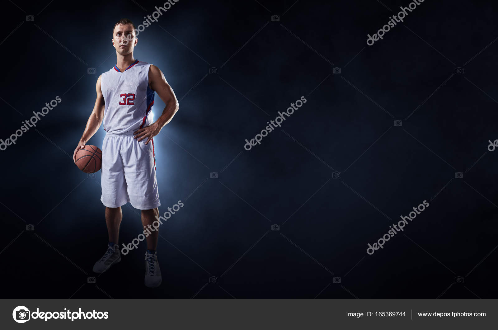 Jogadores de basquete em um fundo preto — Foto © alexkravtsov 165369744