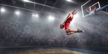 Basketbol oyuncusu dunk slam yapar