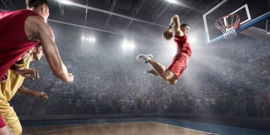 Basketbol oyuncusu dunk slam yapar