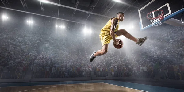 Jogador de basquete faz slam dunk — Fotografia de Stock